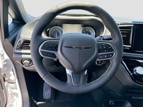 New 2026 Chrysler Pacifica Select image 11