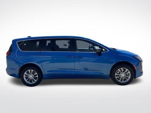 New 2027 Chrysler Pacifica Select AWD/4WD image 9
