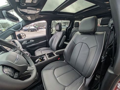 New 2026 Chrysler Pacifica Limited image 13