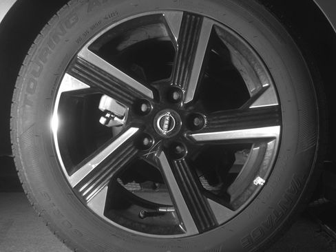 Used 2025 Nissan Sentra SV FWD image 15