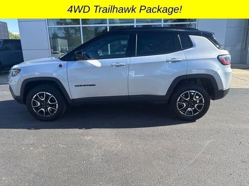 Used 2025 Jeep Compass Trailhawk AWD/4WD image 1