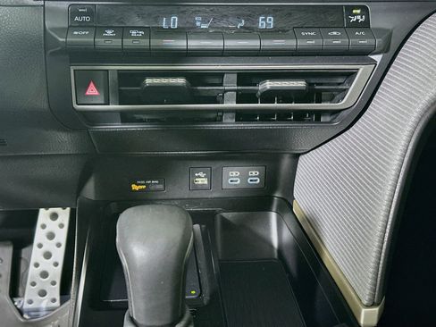 Used 2025 Toyota Camry SE FWD image 23