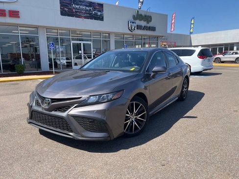 Used 2023 Toyota Camry SE FWD image 2