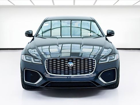 Used 2022 Jaguar XF SE RWD image 2