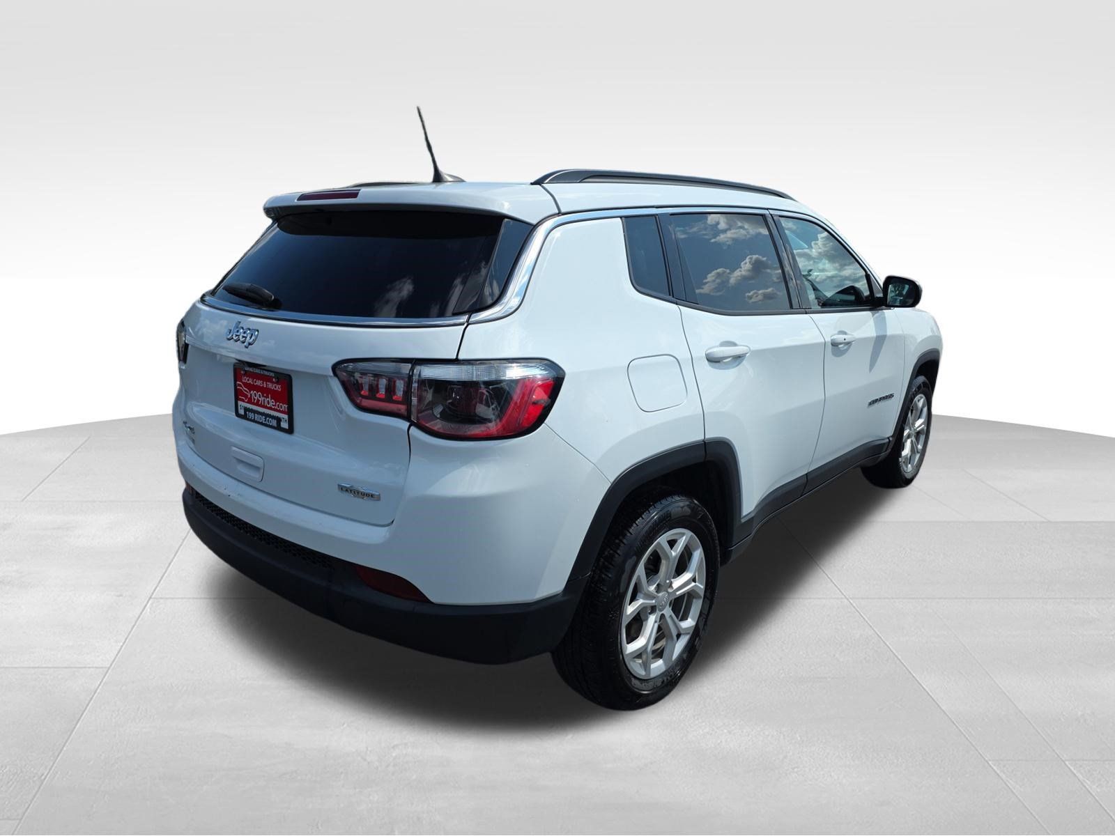 Used 2024 Jeep Compass Latitude AWD/4WD image 5