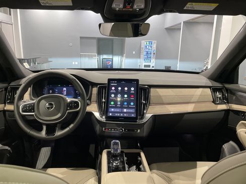 Used 2025 Volvo XC90 B5 Plus image 33