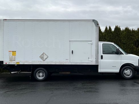 Used 2017 Chevrolet Express 4500 Extended image 3