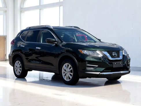 Used 2018 Nissan Rogue SV image 4