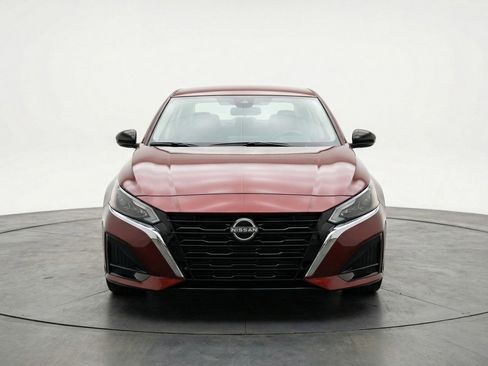 Used 2025 Nissan Altima 2.5 SV FWD image 2