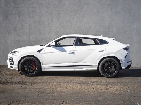 Used 2021 Lamborghini Urus image 2