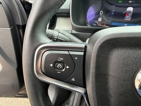 Used 2023 Volvo XC40 B5 Plus image 24