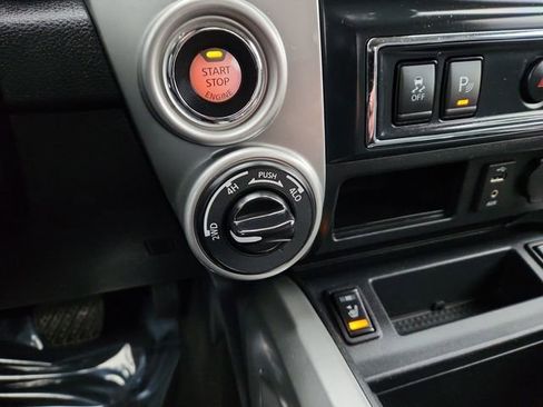 Used 2018 Nissan Titan SL image 45