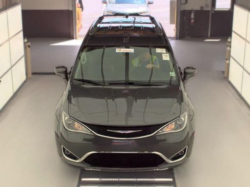 Used 2018 Chrysler Pacifica Touring-L FWD image 2
