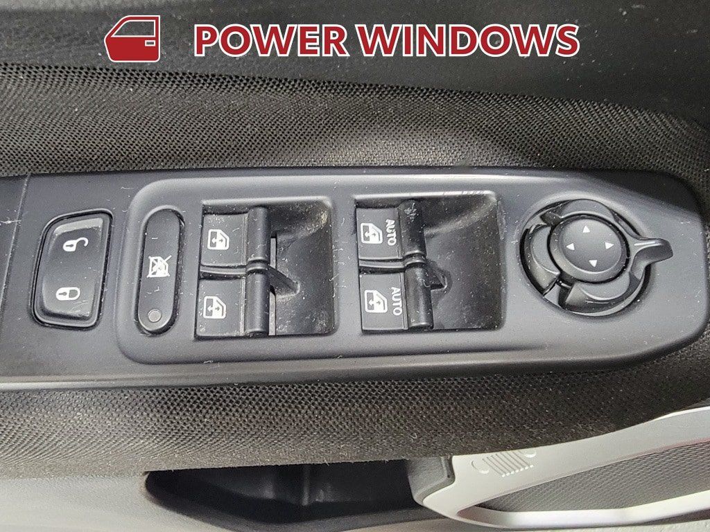 Used 2018 Jeep Renegade Latitude FWD image 24
