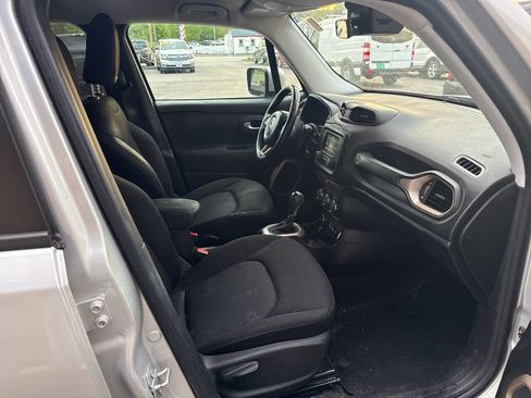 Used 2017 Jeep Renegade Latitude AWD/4WD image 8