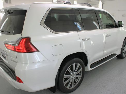 Used 2017 Lexus LX 570 4WD w/ Luxury Package image 9