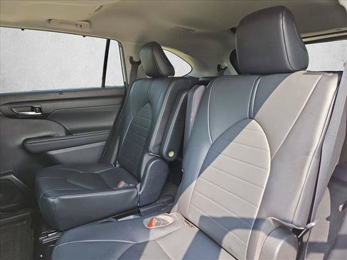 Used 2021 Toyota Highlander XLE FWD image 19