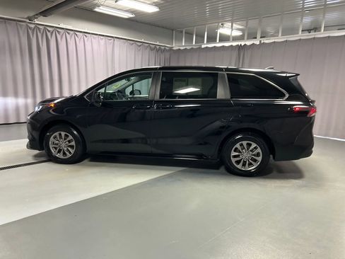 Used 2024 Toyota Sienna LE image 4