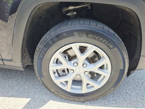 Used 2023 Jeep Grand Cherokee L Limited AWD/4WD image 19