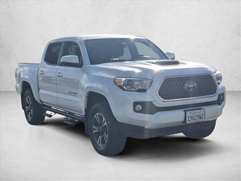 Used 2019 Toyota Tacoma TRD Sport image 3