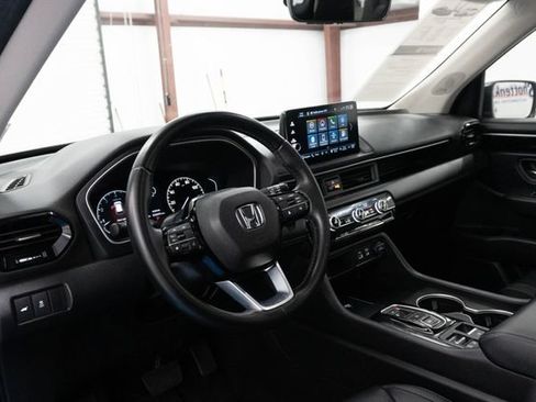 Used 2023 Honda Pilot Touring image 3