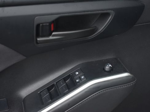 Used 2025 Toyota Highlander LE FWD image 13