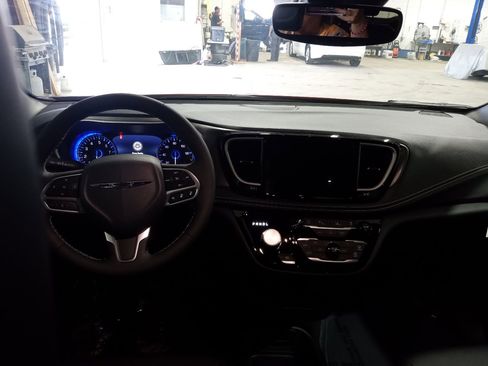 New 2026 Chrysler Pacifica Select image 13