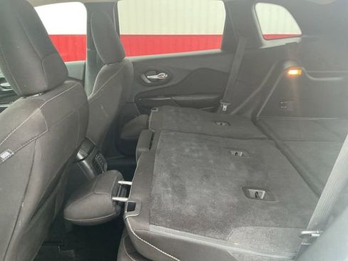 Used 2016 Jeep Cherokee Latitude w/ Cold Weather Group image 36