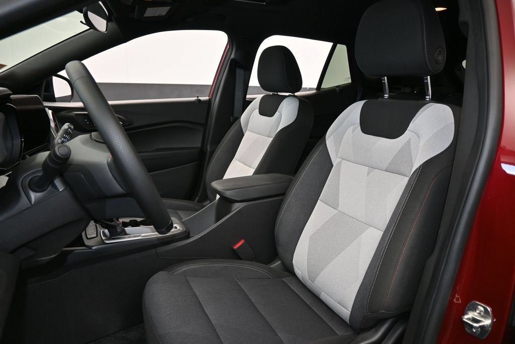 Used 2025 Chevrolet Trax RS w/ Sunroof Package FWD image 10