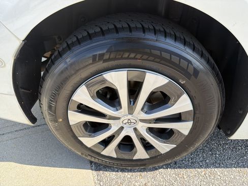 Used 2017 Toyota Prius Four FWD image 27