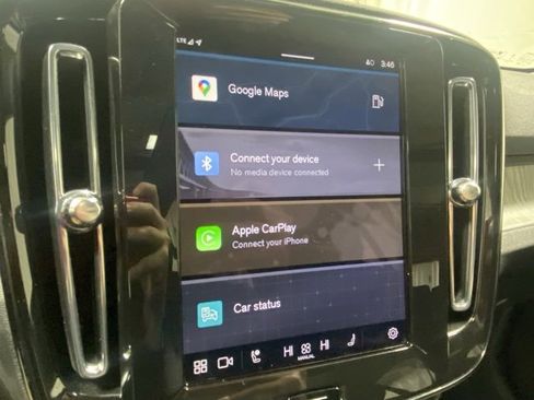 Used 2025 Volvo XC40 B5 Plus image 18