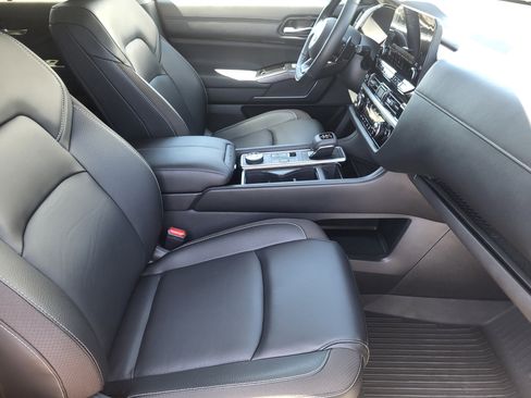 Used 2024 Nissan Pathfinder SL w/ Black Appearance Package AWD/4WD image 11