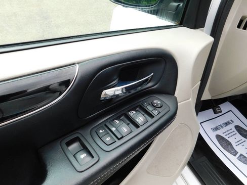 Used 2017 Dodge Grand Caravan SXT FWD image 18