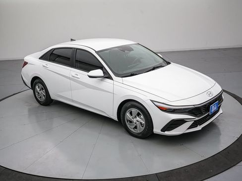 Used 2025 Hyundai Elantra SE FWD image 2
