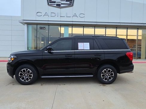 Used 2023 Ford Expedition XLT image 2