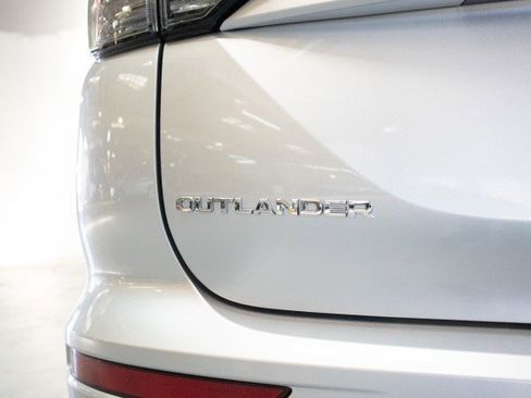New 2025 Mitsubishi Outlander SE image 4