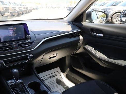Used 2025 Nissan Altima 2.5 SV FWD image 25