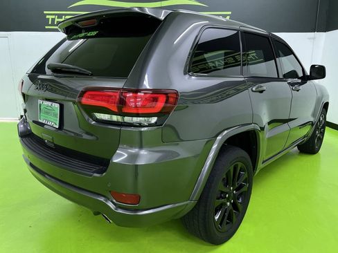 Used 2018 Jeep Grand Cherokee Altitude AWD/4WD image 9