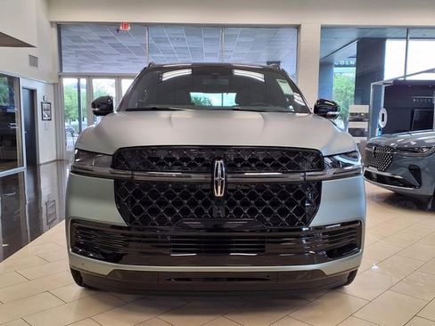 New 2026 Lincoln Navigator Reserve w/ Jet Appearance Package AWD/4WD image 3