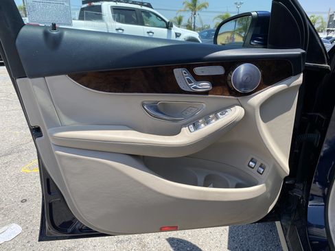 Used 2019 Mercedes-Benz GLC 350e 4MATIC w/ Premium Package image 17