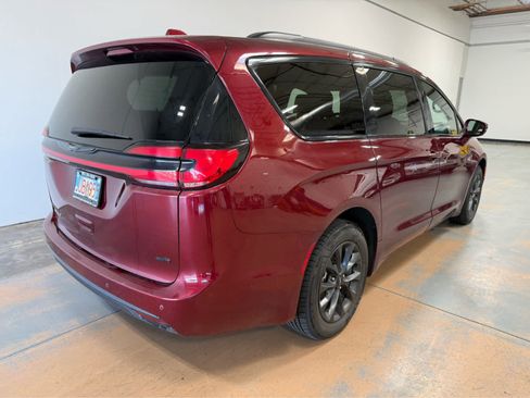 Used 2021 Chrysler Pacifica Touring-L w/ Uconnect Theater Family Group AWD/4WD image 7