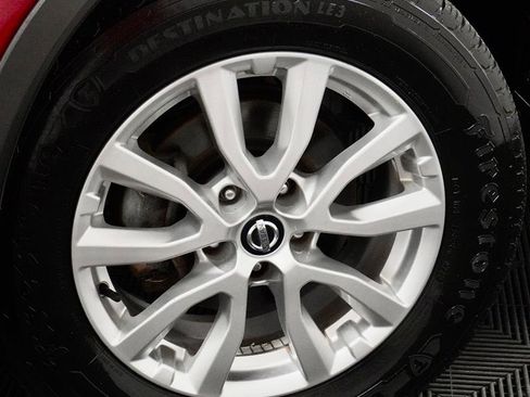 Used 2017 Nissan Rogue SV image 3