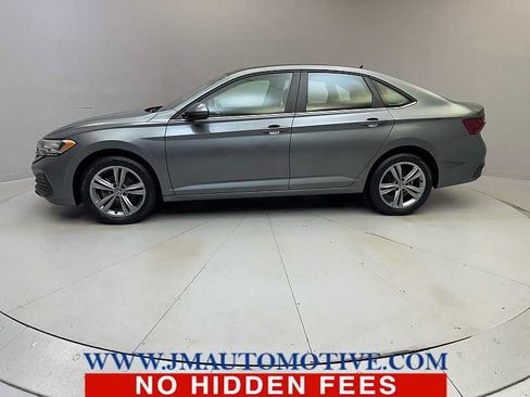 Used 2024 Volkswagen Jetta SE w/ Panoramic Sunroof Package FWD image 2