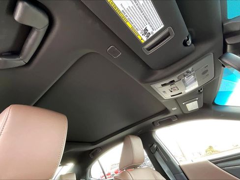 Used 2025 Lexus ES 350 w/ Luxury Package image 12