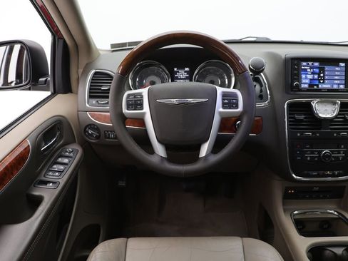 Used 2016 Chrysler Town & Country Limited Platinum image 14