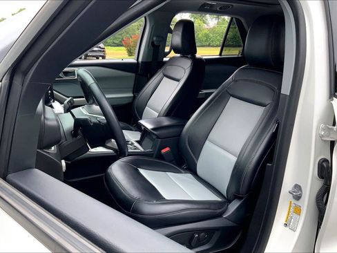 Used 2022 Ford Explorer XLT w/ Equipment Group 202A AWD/4WD image 24