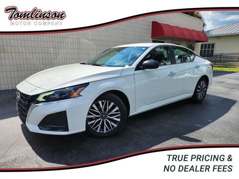 Used 2025 Nissan Altima 2.5 SV FWD image 1
