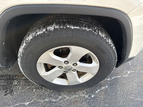 Used 2011 Jeep Grand Cherokee Laredo image 15