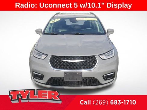 Used 2022 Chrysler Pacifica Touring-L FWD image 2
