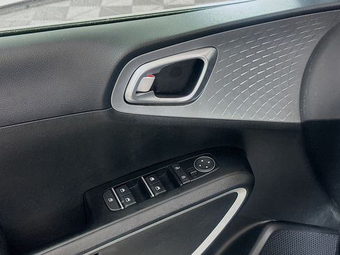 Used 2025 Kia Soul LX w/ LX Technology Package FWD image 15